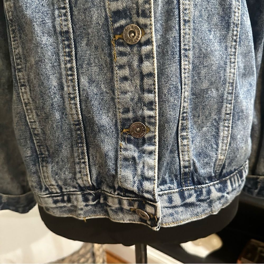 The Style Between Us Denim Jean Jacket Size M - Picture 3 of 11